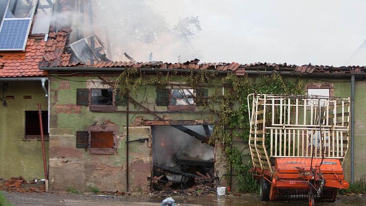 Am Dienstagnachmittag (06.08.2013) kam es in Aha zu einem Vollbrand einer Scheune. Der Brand wurde durch einen Blitzschlag ausgeloest. In der Scheune befanden sich zahlreiche Rinder, die aber noch rechtzeitig aus den Flammen befreit werden konnten. Personen kamen nach ersten Aussagen nicht zu Schaden. Insgesamt waren 150 Feuerwehrleute im Einsatz. Foto: News5 / Goppelt