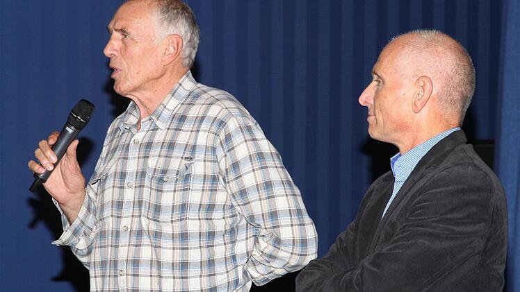 Holger Geschwindner im Gespräch mit jungen Leuten. Rechts neben ihm steht Wolfgang Heyder. Foto: Bertram Wagner