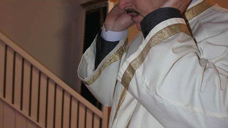 mam Osman Avcidir betet für den Frieden.