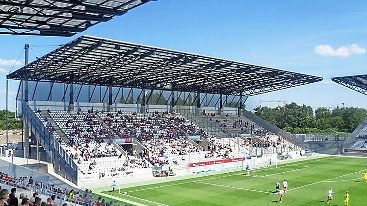 Für das Stadion von Rot Weiß Essen entwickelte die Pazdera AG ein neues Bedachungssystem. Es ist lichtdurchlässig und durchgängig begehbar, so dass es ohne großen Aufwand gereinigt werden kann.  Foto: privat