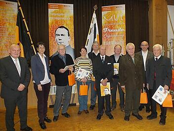 Bei den Ehrungen: Georg Mundt (1. Vorsitzender), Monika Geinzer (2. Vorsitzende), Werner Jooß, Rosi Seeberger, Johann Nagel, Hans Schobert, Peter Schleid, Anton Breun, Stadtpfarrer Helmut Hetzel und Hermann Anneser (v. l.)  Fotos: Manfred Welker