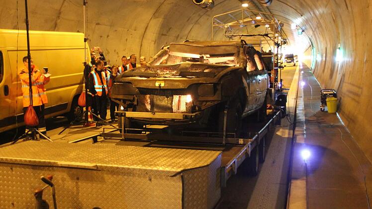 An acht Stellen wurde das Auto in den beiden Tunnelröhren in der Nacht zum Sonntag in Brand gesetzt. Es stand auf einem Tieflader, der besonders abgeschirmt war, damit die Hitz keine Schaden an der Fahrbahndecke im Tunnel (hier in der Südröhre) anrichten konnte. An der Decke sind zwei der insgesamt 16 Lüfter zu erkennen. Fotos: Klaus Schmitt