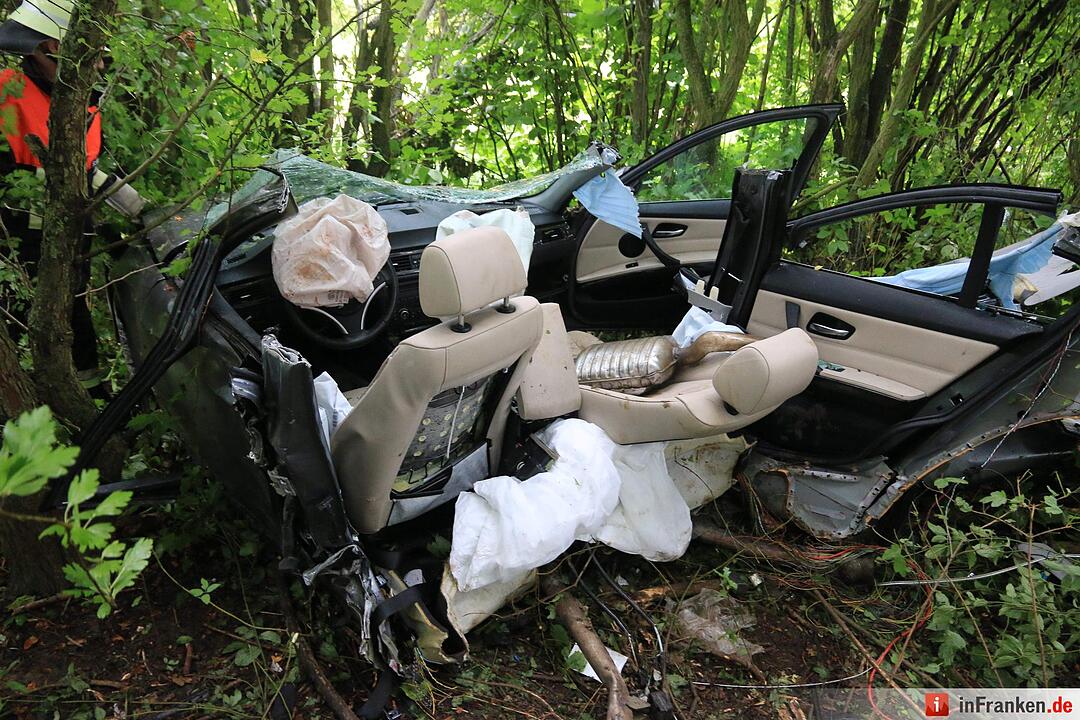 Fahrzeug bei Unfall in Frankenwinheim komplett zerstört