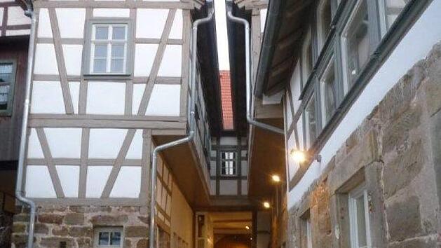 Ein Beispiel f&uuml;r die gegl&uuml;ckte Wiederbelebung leer stehenden Wohnraums: das R&uuml;ckgeb&auml;ude des sanierten Anwesens Ritter-von-Schmitt-Stra&szlig;e 8 in Ebern, das Schumacherhaus. Foto: J&uuml;rgen Bergmann