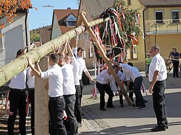 Beim Aufstellen des Kauernhöfer Kerwabaums unter dem Kommando von Georg Seitz (r.) Foto: Mathias Erlwein