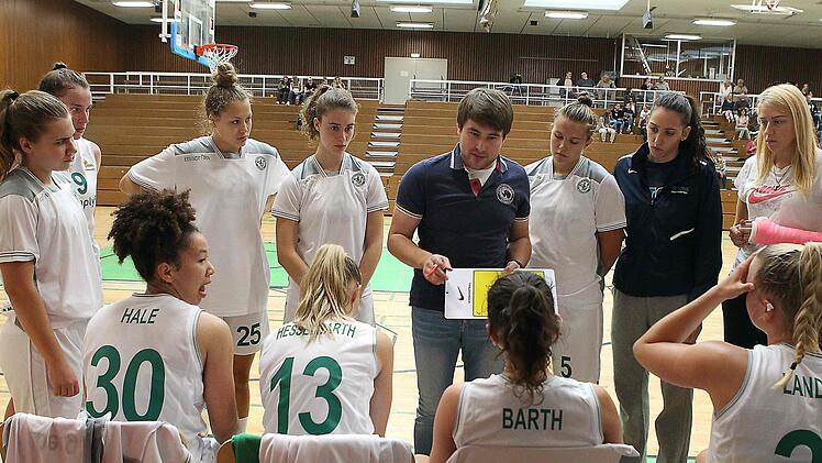 Die Bamberger DJK-Basketballerinnen sind gerüstet für den Saisonstart, stehend von links: Franziska Hager, Julia Förner, Kim Siebert, Nina Kühhorn, Trainer Konstantin Hammerl, Alina Hering, Ivana Grbic, Branka Lukovic; sitzend von links: DaJonee Hale, Ramona Hesselbarth, Jana Barth, Magdalena Landwehr. Foto: sportpress