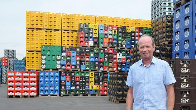 Joachim Vasold steht vor Bergen aus Bierkästen im Coburger Sortierzentrum.Rainer Lutz