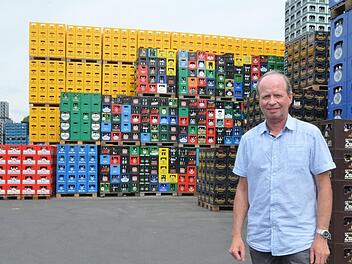 Joachim Vasold steht vor Bergen aus Bierkästen im Coburger Sortierzentrum.Rainer Lutz