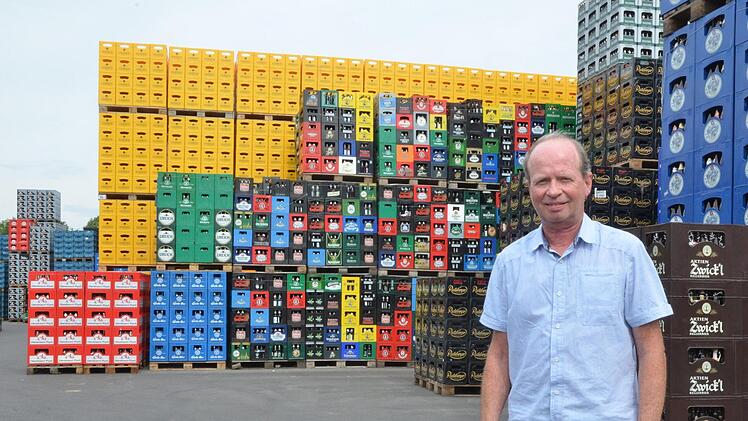 Joachim Vasold steht vor Bergen aus Bierkästen im Coburger Sortierzentrum.Rainer Lutz