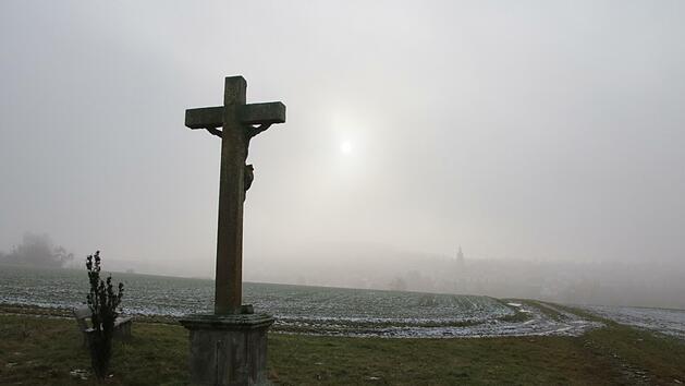 Rund 20 Meter neben dem Feldkreuz am Mittelberg n&ouml;rdlich von Gauaschach soll ein neuer Mobilfunkmast entstehen.
