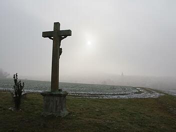 Rund 20 Meter neben dem Feldkreuz am Mittelberg nördlich von Gauaschach soll ein neuer Mobilfunkmast entstehen.