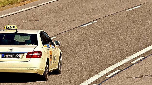 Taxifahrer kracht in Kleintransporter