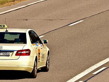 Taxifahrer kracht in Kleintransporter