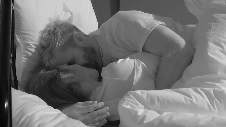 Zwischen Elena und Patrick f&auml;llt der erste Kuss.