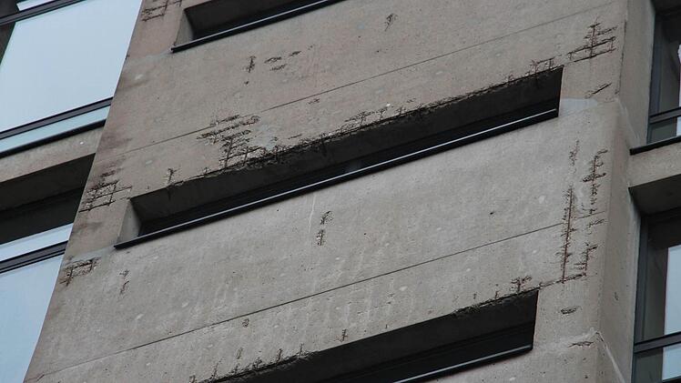 Der Beton an den Türmen der Philosophischen Fakultät in Erlangen bröckelt. Foto: Christian Bauriedel