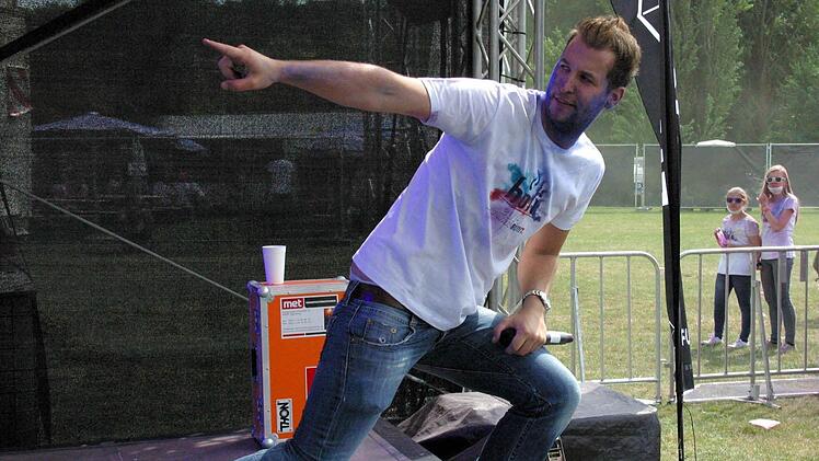 DJ Mäcés heizt ein. Foto: Bettina Knauth