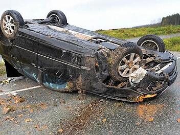 Mit Totalschaden blieb der Wagen des 24-Jährigen nach dem Überschlag liegen.  Foto: Frank Spitzenpfeil