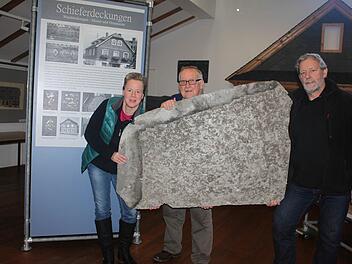Das ist eine weitere Attraktion im Schiefermuseum: ein über 150 Jahre alter Fußstein aus Phycodenschiefer. Im Bild von links Manja Hünlein, Martin Weber und Kreisheimatpfleger Siegfried Scheidig Foto: Veronika Schadeck