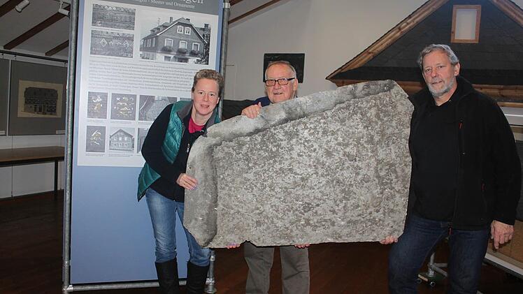 Das ist eine weitere Attraktion im Schiefermuseum: ein über 150 Jahre alter Fußstein aus Phycodenschiefer. Im Bild von links Manja Hünlein, Martin Weber und Kreisheimatpfleger Siegfried Scheidig Foto: Veronika Schadeck