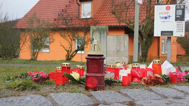 An der Stelle, an der Janina aus der n&auml;heren Umgebung von einem Kleinkalibergeschoss t&ouml;dlich getroffen wurde, zeugen Blumen und Kerzen von der grausamen Tat.  Foto: Andreas L&ouml;sch