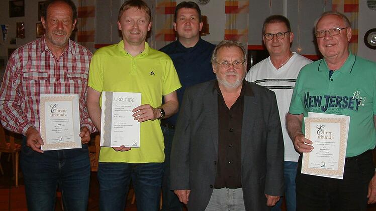 BTTV-Auszeichnungen gab es beim Tischtennis-Kreistag in Ebersdorf für verdiente, langjährige Mitarbeiter im Verband und in den Vereinen: (von links) Gerhard Wachter, Klaus Knabner, Hans-Jürgen Martin, Bezirksvorsitzender Hartmut Müller, Herbert Müller und Günther Hanna.