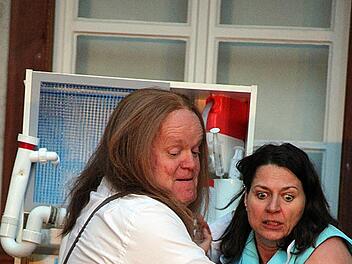 Da hat Dr. Jekyll (Stephan Bach) den Sprung zum bösen Edward Hyde schon vollzogen. Wenig später wird er Margot Lamm (Ursula Gumbsch) in der Leberknödelsuppe ertränken. Foto: TiG