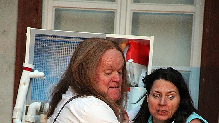 Da hat Dr. Jekyll (Stephan Bach) den Sprung zum bösen Edward Hyde schon vollzogen. Wenig später wird er Margot Lamm (Ursula Gumbsch) in der Leberknödelsuppe ertränken. Foto: TiG