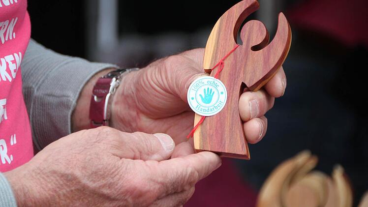 Kurt Müller aus Wartmannsroth schnitzte kleine Engel für den Pinklauf 2016. Foto: Ulrike Müller