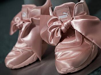 Puma baut sein Angebot für Frauen weiter aus - hier Schuhe aus der Rihanna-Kollektion. Foto: Daniel Karmann, dpa
