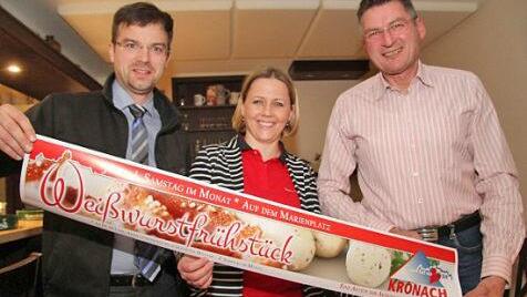 Dritter B&uuml;rgermeister Markus Wich, die stellvertretende Vorsitzende der Aktionsgemeinschaft Kronach, Michaela Weiss, und Vorsitzender Dietrich Denzner pr&auml;sentieren die neue Aktion. Foto: Sonny Adam