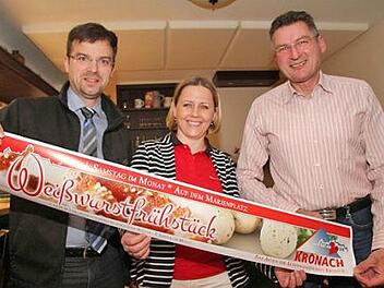 Dritter Bürgermeister Markus Wich, die stellvertretende Vorsitzende der Aktionsgemeinschaft Kronach, Michaela Weiss, und Vorsitzender Dietrich Denzner präsentieren die neue Aktion. Foto: Sonny Adam