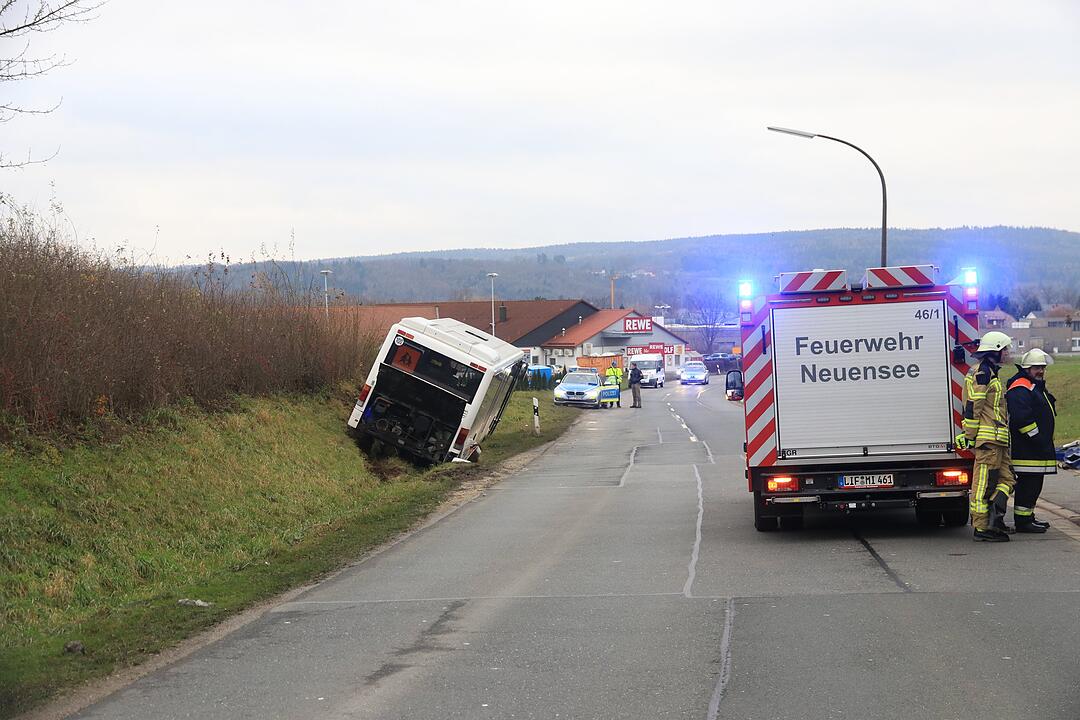 Oberfranken: Schulbus kommt von Straße ab