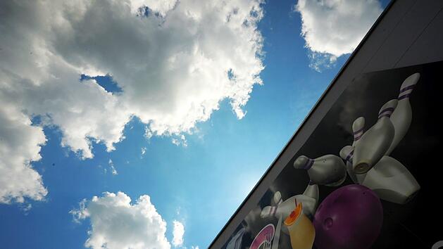 Unter vorläufiger Insolvenzverwaltung: Zurzeit ist das Kissinger Bowling Center wegen Betriebsferien geschlossen, nächsten Montag soll es aber wieder öffnen. Foto: Siegfried Farkas