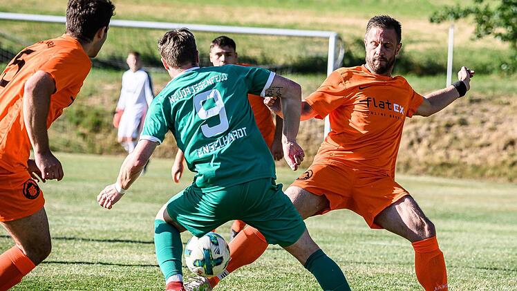 Keine Chance hatte der ATS Kulmbach am vergangenen Wochenende im Testspiel gegen den Landesligisten TSV Neudrossenfeld, mit dessen Reserve man sich künftig in der Kreisliga misst. Beim Guttenberger Sportfest hieß es am Ende 7:1 für den TSV. Hier will ATS-Routinier Florian Hohla (rechts) den Neudrossenfelder Sascha Engelhardt stoppen. Foto: Alexander Muck