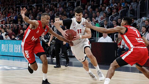 Vladimir Lucic nutzt die L&uuml;cke zwischen den Bambergern Louis Olinde (links) und Kameron Taylor (rechts) und zieht zum Korb. Foto: Daniel L&ouml;b