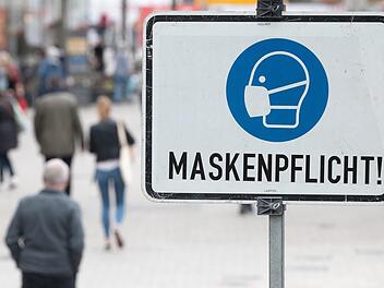 Unter anderem eine Maskenpflicht an öffentlichen Plätzen und in weiterführenden Schulen ab Jahrgangsstufe 5 hat die gelbe Corona-Ampel ab Freitag für den Landkreis Bamberg zur Folge. Symbolfoto: Sebastian Gollnow/dpa