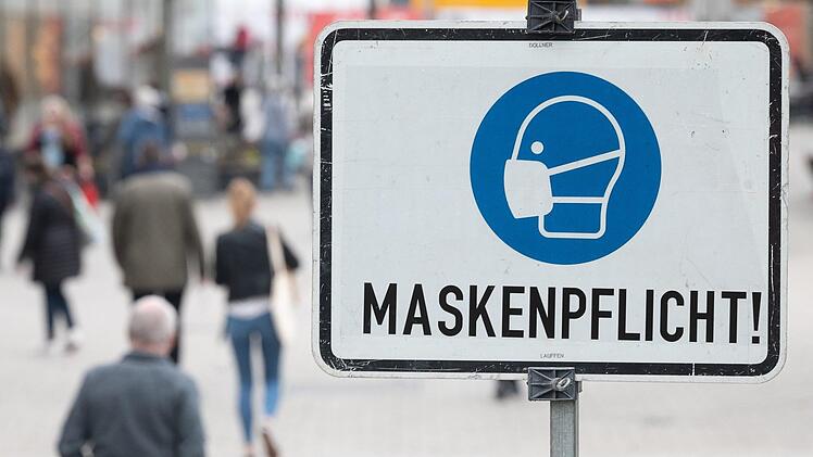 Unter anderem eine Maskenpflicht an öffentlichen Plätzen und in weiterführenden Schulen ab Jahrgangsstufe 5 hat die gelbe Corona-Ampel ab Freitag für den Landkreis Bamberg zur Folge. Symbolfoto: Sebastian Gollnow/dpa