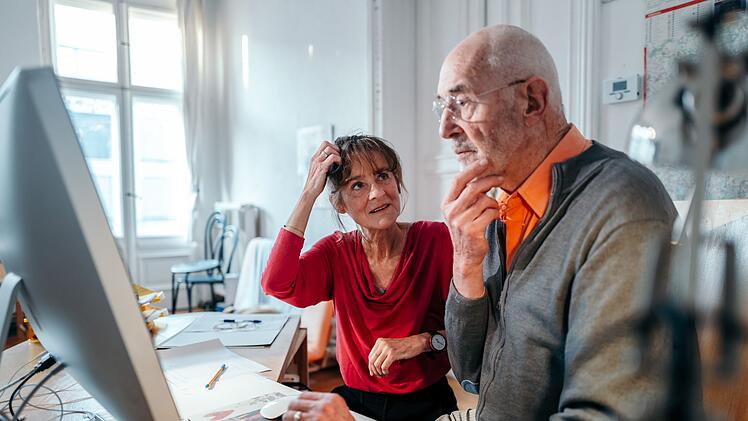 Sabine (57) ist auf die Hilfe anderer angewiesen, um sich in der digitalen Welt zurechtzufinden.
