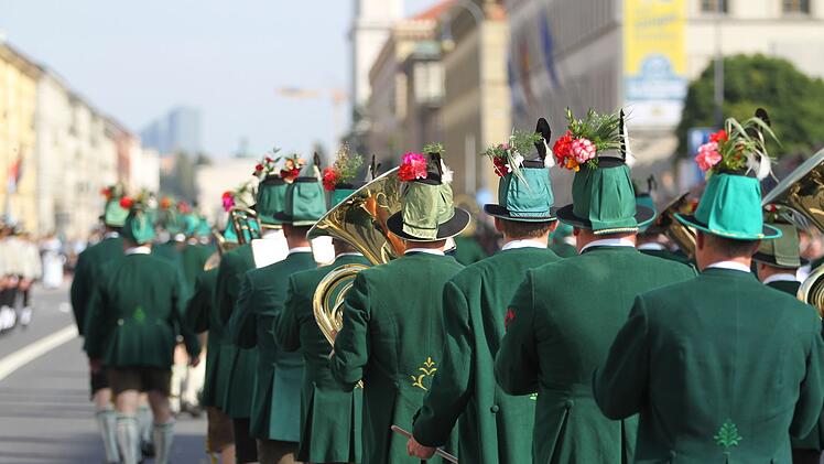 Rund 9.000 Teilnehmerinnen und Teilnehmer ziehen am Sonntag, 21. September, beim traditionellen Trachten- und Schützenzug am ersten Wiesn-Sonntag durch die Münchner Innenstadt.