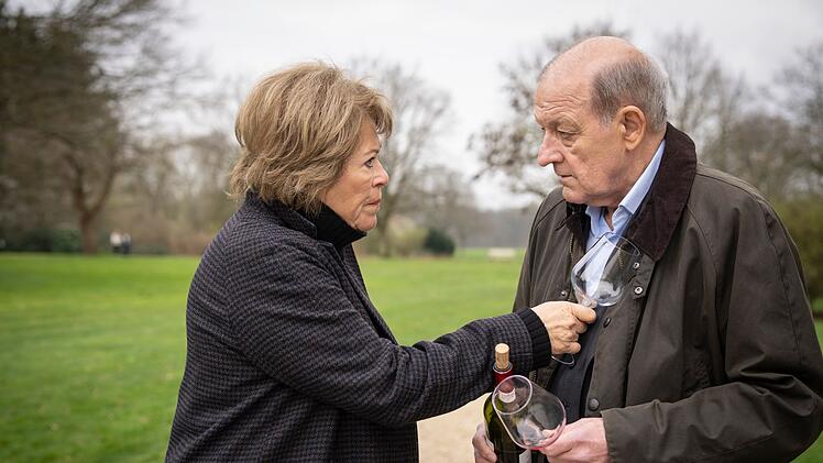 Hauptkommissarin Anna Springer (Rita Russek) und Wilsberg (Leonard Lansink) stehen der modernen Technologie und insbesondere KI, die alles mithören und aufzeichnen kann, skeptisch gegenüber. Bei anderen Themen ist sich das Duo nicht immer so einig.