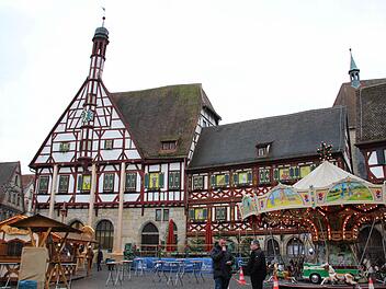 Drei mächtige Balken stützen das Forchheimer Rathaus von außen. Foto: Peter Groscurth