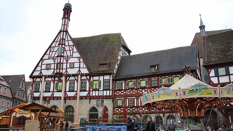 Drei mächtige Balken stützen das Forchheimer Rathaus von außen. Foto: Peter Groscurth