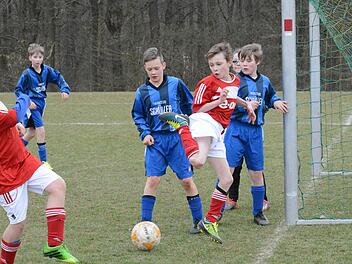 Einen dichten Riegel haben die Kicker der JFG Wern-Lauertal vor Torfrau Aileen Rippl aufgebaut. Die Nüdlinger Marvin Kiesel (links) und Tim Schärmann suchen die Lücke. Foto: ssp