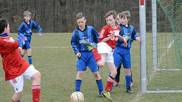 Einen dichten Riegel haben die Kicker der JFG Wern-Lauertal vor Torfrau Aileen Rippl aufgebaut. Die Nüdlinger Marvin Kiesel (links) und Tim Schärmann suchen die Lücke. Foto: ssp