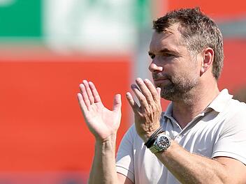 Bernd Hollerbach, Trainer der Würzburger Kickers, applaudiert seinen Spielern nach dem erst in der Verlängerung verlorenen DFB-Pokalspiel gegen den SV Werder Bremen. Foto: Daniel Karmann/dpa