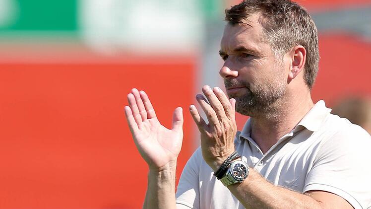 Bernd Hollerbach, Trainer der Würzburger Kickers, applaudiert seinen Spielern nach dem erst in der Verlängerung verlorenen DFB-Pokalspiel gegen den SV Werder Bremen. Foto: Daniel Karmann/dpa