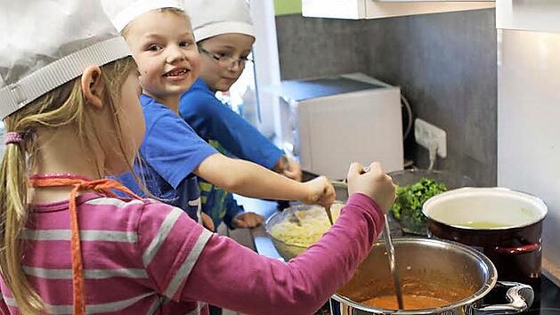 Eifrig waren die Kindergartenkinder bei der Sache und kochten zusammen mit den Eltern Nudeln mit verschiedenen Beilagen.  Foto: Michael Wunder