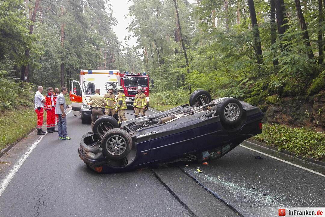 Autofahrer kommt von Fahrbahn ab und überschlägt sich