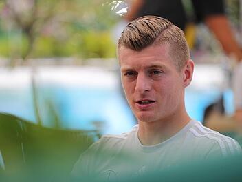"Wir brauchen elf Spieler auf dem Platz mit einer klaren Idee, und wir m&uuml;ssen mit Hingabe verteidigen." So lautet Toni Kroos' Credo f&uuml;r die Titelverteidigungsmission der deutschen Fu&szlig;ball-Nationalmannschaft bei der Weltmeisterschaft in Russland. Foto:  Christian Charisius, / dpa