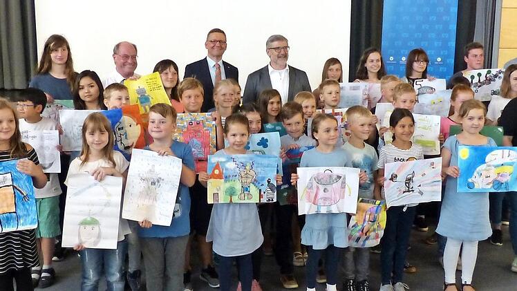 Die Schulsieger mit den Schirmherren, dem stellvertretenden Sonneberger Landrat Hans-Peter Schmitz und dem Coburger Landrat Michael Busch  Foto: Markus Witzgall